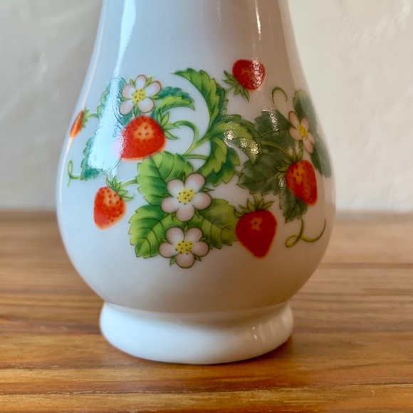 Vintage Avon Strawberry Porcelain Shaker with 22K Gold Trim – Set of 2 - Picture 11 of 15
